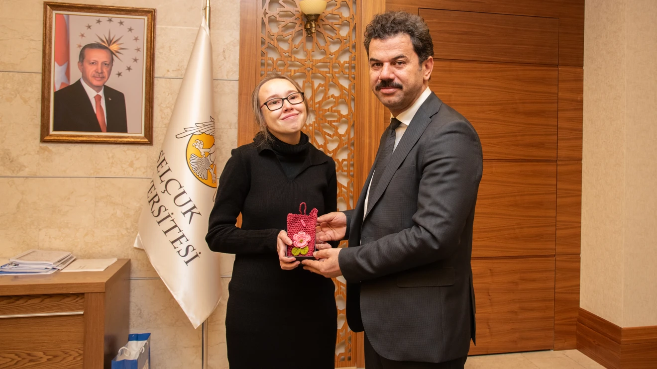 Engelli öğrencilerden Rektör Yılmaz’a anlamlı hediyeler